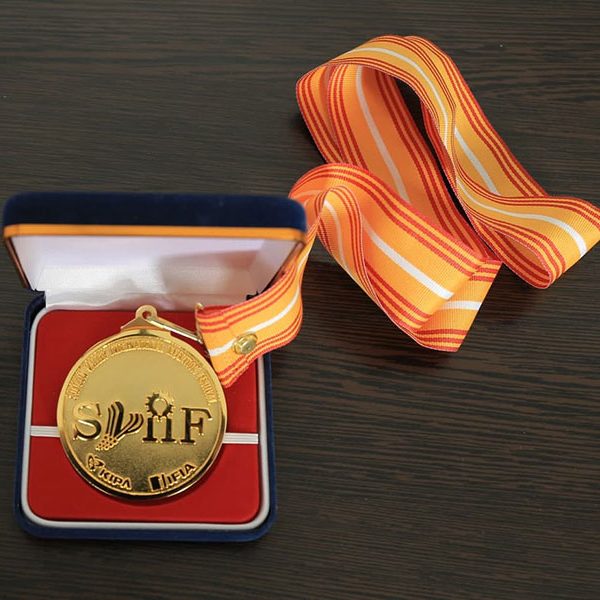 مدال طلای پزشکی دکتر افراسیابیان از کشور امریکا